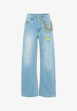 Jasnoniebieskie szerokie spodnie dżinsowe z dołączonym kolorowym łańcuchem i zawieszką w kształcie uśmiechniętej buźki na przedniej prawej kieszeni.