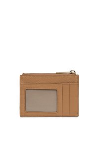 Portafoglio in pelle tan con chiusura a zip, finestra trasparente per l'ID e slot per più carte. Superficie texturizzata con minimi dettagli in metallo.