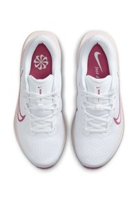 Scarpe sportive bianche con una parte superiore texturizzata, dettagli rosa e un colletto imbottito. Presentano una soletta rosa con un logo floreale e il testo "just do it".