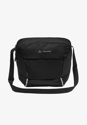 Borsa a tracolla nera con superficie texturizzata, tasca frontale con zip, tracolla regolabile e dettagli riflettenti. Logo del marchio esposto in modo prominente.