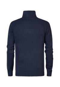 Granatowy sweter z dzianiny z wysokim kołnierzem, prążkowanymi mankietami i dołem. Posiada teksturowane wykończenie oraz bezszwowy fason ramion.
