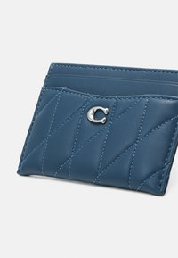 COACH ESSENTIAL CARD CASE WITH PILLOW QUILTING - Maks - dark blue
