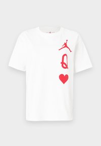 Biała bawełniana koszulka z krótkim rękawem z czerwonym logo Jordana, czerwonym „Q” oraz grafiką czerwonego serca na przodzie. Okrągły dekolt.