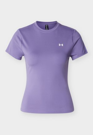 Lila, testhez simuló, rövid ujjú Under Armour póló kerek nyakkivágással és kis fehér logóval a bal mellrészen.