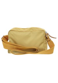 Borsa a tracolla gialla in nylon con una texture liscia, chiusura con zip e una larga tracolla regolabile. Forma rettangolare compatta.