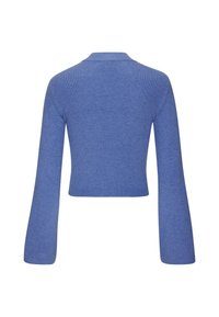 Plavi skraćeni džemper s dugim, pristajećim rukavima; izrađen od rebrastog tkanja; ima jednostavan, zaobljeni izrez i bešavni dizajn.