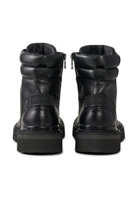 Černé kožené kotníkové boty s polstrovaným límcem, zipovými uzávěry a robustní podrážkou s logem po stranách.
