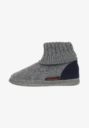 Chausson en laine gris avec une tige en tricot côtelé. Doté d'un panneau d'accent bleu foncé, d'une semelle en caoutchouc gris et d'une étiquette de marque rouge sur le côté.
