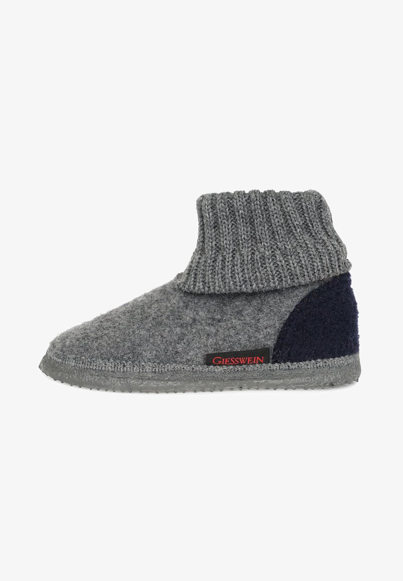 Chausson en laine gris avec une tige en tricot côtelé. Doté d'un panneau d'accent bleu foncé, d'une semelle en caoutchouc gris et d'une étiquette de marque rouge sur le côté.