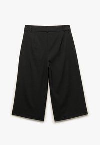 Pantalones de pierna ancha negros, elaborados con una tela suave, que cuentan con una cintura ajustada, pliegues frontales y un largo ligeramente recortado.