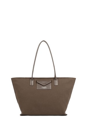 Sac fourre-tout en toile brun avec une surface texturée, comportant deux longues poignées et une petite poche frontale avec un rabat décoratif.