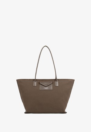 Borsa tote in canvas marrone con una superficie testurizzata, dotata di due manici lunghi e una piccola tasca frontale con una patta decorativa.