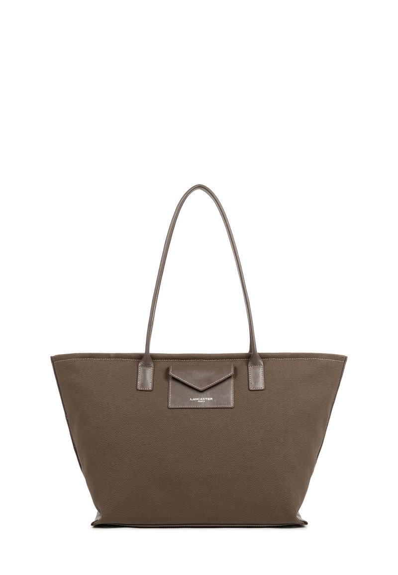 Borsa tote in canvas marrone con una superficie testurizzata, dotata di due manici lunghi e una piccola tasca frontale con una patta decorativa.