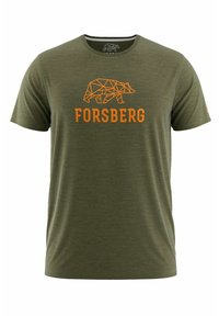 Camiseta verde oliva hecha de tejido suave, con un gráfico de oso geométrico naranja y el texto "FORsBERG" en una fuente negrita en el frente.
