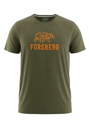 Olivegrünes T-Shirt aus weichem Stoff, mit einem orangen geometrischen Bärenmotiv und dem Text "FORsBERG" in fetter Schrift auf der Vorderseite.