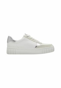 Sneaker bianco con dettagli argentati, caratterizzato da una tomaia in pelle testurizzata, punta rotonda, chiusura con lacci e una suola in gomma spessa e rigata.