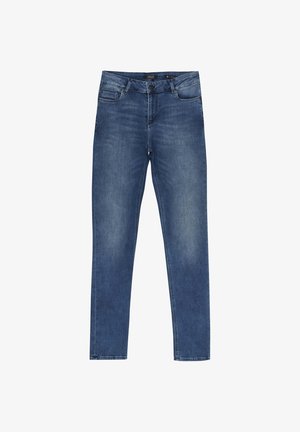 Jean en denim bleu avec une coupe régulière, taille mi-haute, cinq poches et une texture légèrement usée et douce. Design classique avec des coutures minimales.