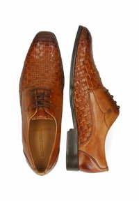 Scarpe in pelle marrone con texture intrecciata sulla parte superiore, punta affusolata e chiusura con lacci. Profilo snello con tacco basso.
