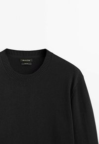 Pull noir col rond avec col côtelé, présenté à plat sur fond blanc.