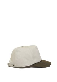 Cap mit einem beigen Baumwollkörper und einem dunkelgrünen Schirm. Verfügt über einen strukturierten Stoff, einen verstellbaren Riemen hinten und ein dezentes Logo an der Seite.