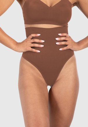 Hoge taille bruine stringonderbroek van zacht, rekbaar materiaal, met een naadloos ontwerp en een minimalistische stijl.