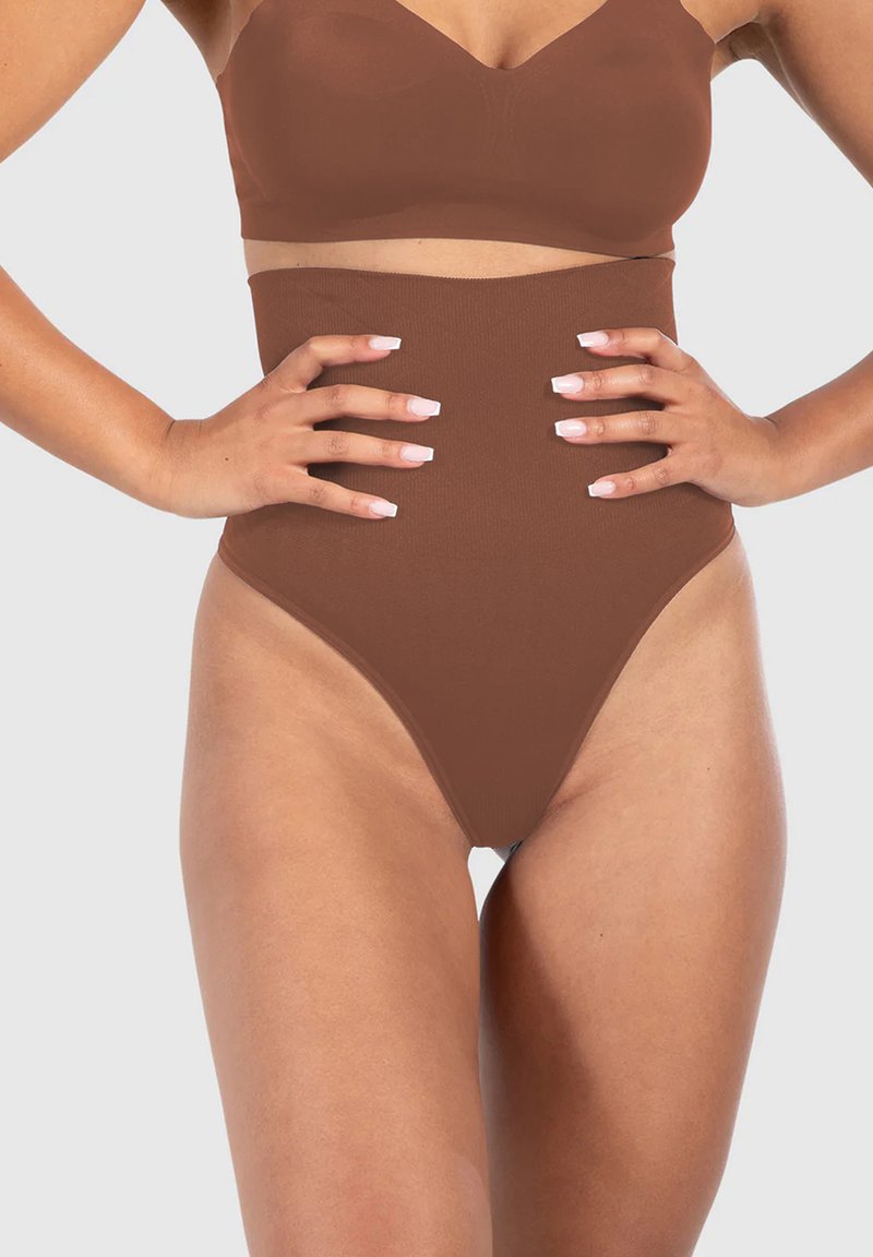 Hoge taille bruine stringonderbroek van zacht, rekbaar materiaal, met een naadloos ontwerp en een minimalistische stijl.