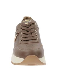Zapatilla de cuero marrón con diseño de cordones, acentos en tono dorado y lengüeta acolchada. Cuenta con una suela gruesa blanca y beige para mayor soporte.