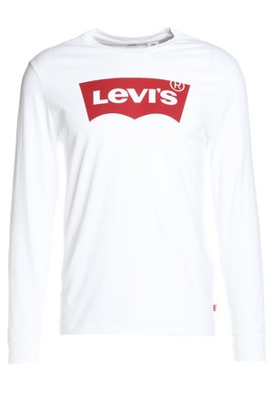 Camiseta blanca de manga larga hecha de algodón, con un gran logo rojo de Levi's en el frente y una pequeña etiqueta roja en el lado izquierdo.