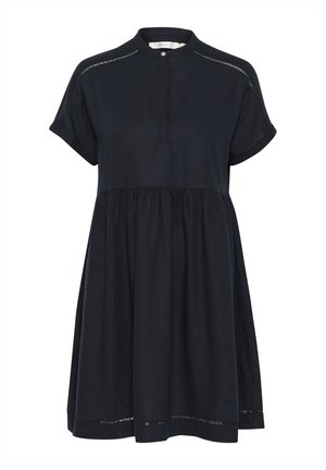 Mörkblå klänning med rundad krage, korta ärmar och en gathered kjol. Har en knäppt placket och subtila horisontella sömnadsdetaljer.