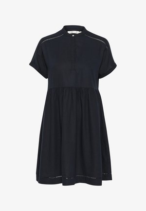 Granatowa sukienka z okrągłym kołnierzykiem, krótkimi rękawami i marszczoną spódnicą. Posiada zapięcie na guziki i subtelne poziome detale przeszycia.
