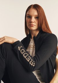 Freddy COLLO ALTO E LOGO CON PERLINE DORATE - Sudadera con cremallera - nero