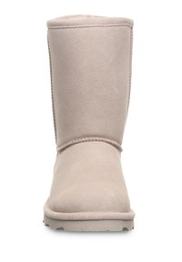 Beige Knöchelstiefel aus Wildleder mit runder Zehenform, gesteppten Nähten und strukturiertem Äußeren. Einfaches Design, flache Gummisohle.