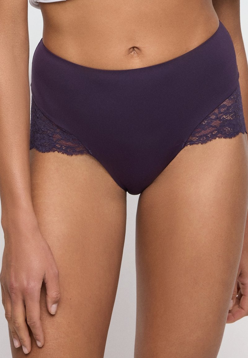 Hooggewaist bikini in diep paars met een gladde stof en contrasterende kantafwerking aan de zijkanten, die een zachte textuur en elegante uitstraling biedt.