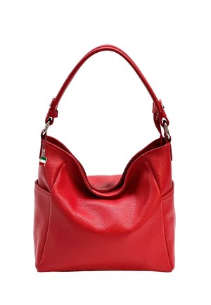 Sac à main en cuir rouge avec une seule bandoulière et un petit pendentif drapeau italien accroché sur le côté.