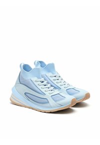 Zapatillas deportivas azul claro con material de malla y cuero, puntera redondeada, diseño de cordones tono sobre tono y suela de goma con agarre texturizado.