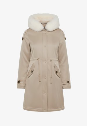 Cappotto impermeabile beige con cappuccio in pelliccia sintetica. Presenta chiusure a scatto, due tasche frontali e stringhe regolabili in vita.