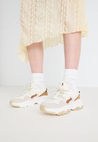 BRIELLE - Sneakersy niskie