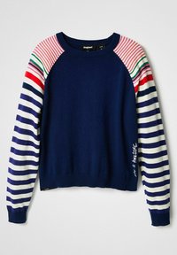 Marineblauer Strickpullover mit mehrfarbigen gestreiften Ärmeln. Mit gerippten Bündchen und Saum; Textdetail "Das Leben ist großartig" am Ärmel.