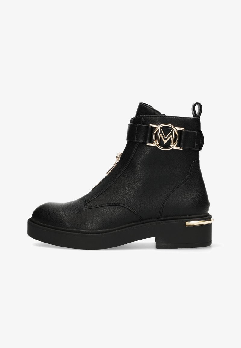 Bottine en cuir noir avec fermeture éclair latérale, bride décorative avec boucle dorée présentant un logo « M » et petit talon bloc avec accent doré.