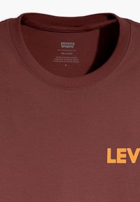 Levi's® RELAXED FIT GRAPHIC TEE - Camiseta básica - headline logo red mahogany