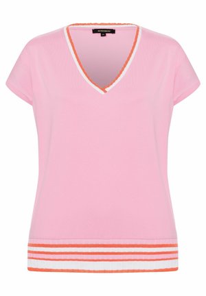 Haut rose à manches courtes avec col en V, orné d'une bordure orange et blanche sur le col et l'ourlet, présenté sur un fond blanc.