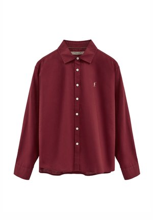 Mørkerød langærmet skjorte med knapper og krave, hvide knapper foran og lille broderet polospillerlogo på venstre bryst.