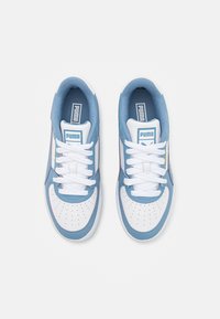 Puma sneakers met een blauw-wit kleurenschema, synthetisch bovenwerk, geperforeerde neus, vlakke witte veters en logo op de tong.
