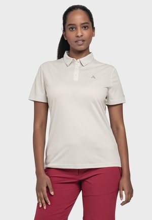 Hellbeige Poloshirt mit weicher Textur, einem Kragen und drei Knöpfen. Es hat ein dezentes Logo auf der Brust und kurze Ärmel.