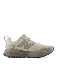 Chaussure de course gris clair en maille respirante avec une surface texturée, présentant des accents orange, une semelle épaisse et une languette de traction à l'arrière.