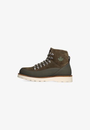 Scarpa da trekking in suede verde oliva, con parte inferiore in gomma, occhielli in metallo, allacciatura frontale e dettagli a forma di foglia di acero sul lato.