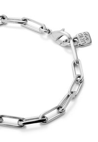 Pulsera de eslabones de plata con eslabones alargados y acabado pulido. Incluye un cierre de langosta y un pequeño colgante con grabado.