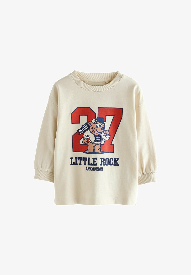 Chemise beige à manches longues avec le numéro rouge 27, mascotte ours dessin animé portant une casquette, et le texte "Little Rock Arkansas" devant.