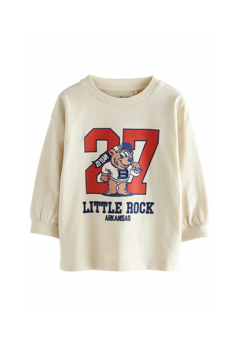 Felpa crema con maniche lunghe e gonfiate. Presenta una grafica colorata di un orso e il testo "27 LITTLE ROCK ARKANSAS" in blu e rosso.