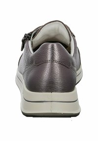 Sneaker en cuir, gris foncé avec une finition texturée, vue arrière montrant un col rembourré et un accent de fermeture éclair, semelle blanche avec des détails noirs.